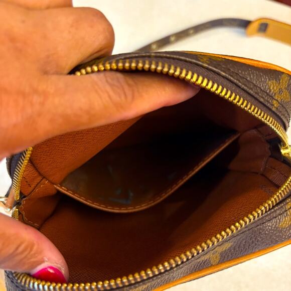 LOUIS VUITTON Danube Crossbody w/Box, Dust Bag, 1 Ribbon, 2 Bag Charms & COA.EUC - Picture 11 of 16